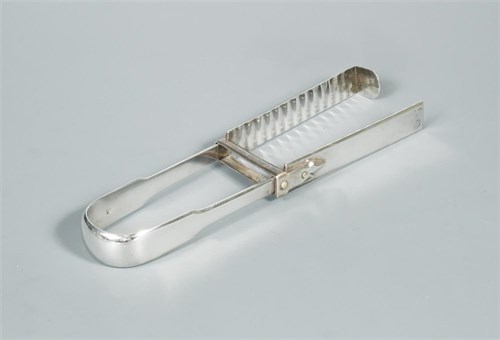 Lot 69 - A pair of George III silver asparagus tongs