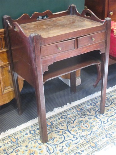 Lot 423 - A George III mahogany tray top night commode...