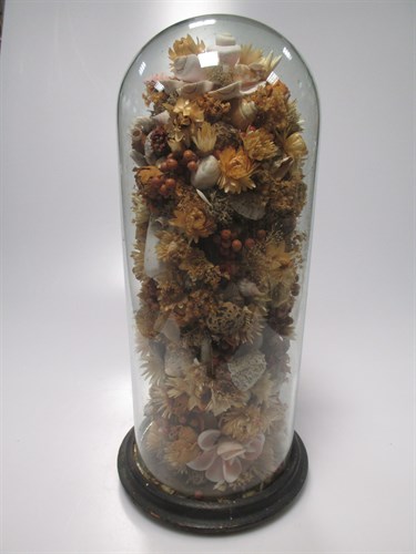 Lot 70 - An early 20th century shell and flower display...