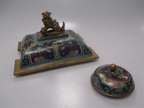 Lot 69 - A box with wooden stands and a loose cover...