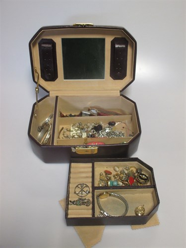 Lot 158 - A collection of jewellery to include a...