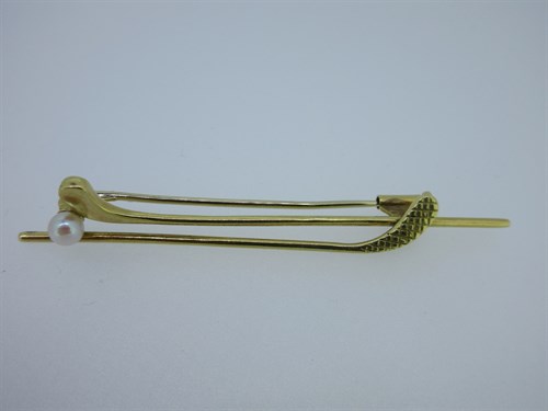 Lot 355 - A 9ct gold chain with two golfing pendants and another golfing brooch