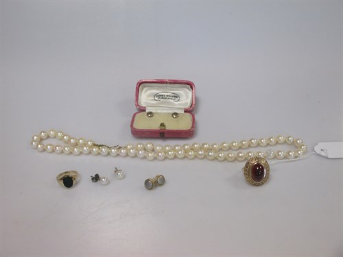Lot 177 - A cabouchon garnet ring, 9ct gold, a lady's...