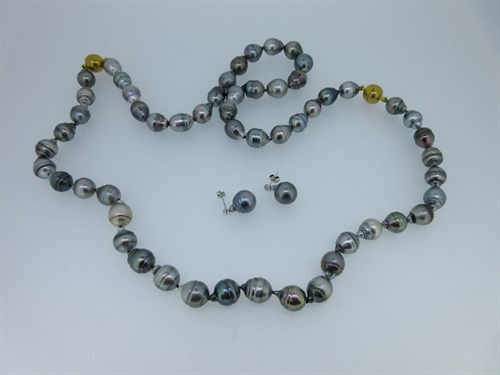 Lot 344 - A baroque pearl necklace with a pair of earstuds to match