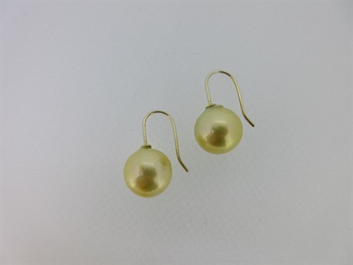 Lot 241 - A pair of golden coloured pearl earpendants