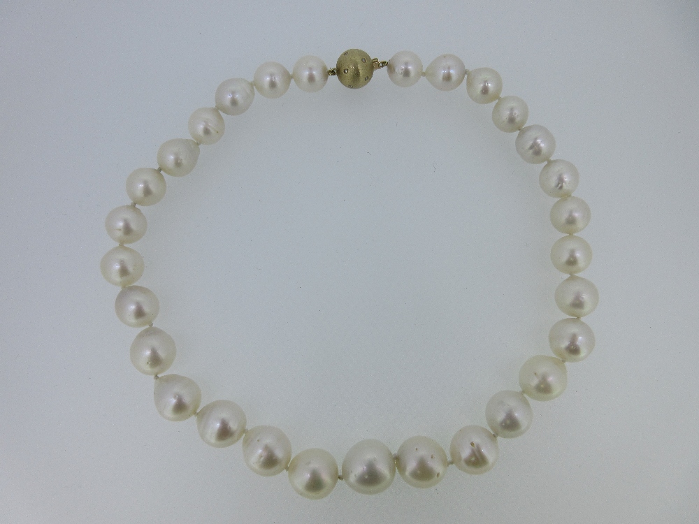 Lot 363 - A necklace of large pearls
