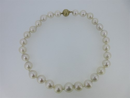 Lot 363 - A necklace of large pearls