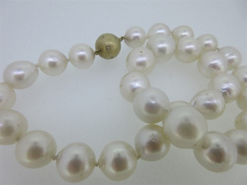 Lot 363 - A necklace of large pearls