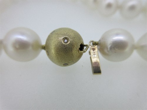 Lot 363 - A necklace of large pearls