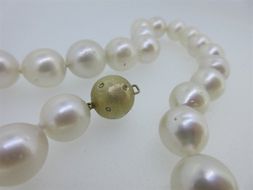 Lot 363 - A necklace of large pearls