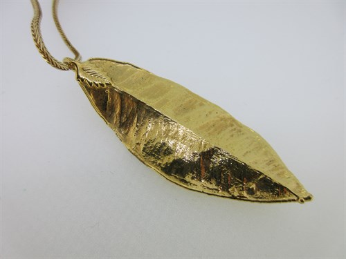 Lot 287 - An Italian chain necklace and a gilded pendant leaf