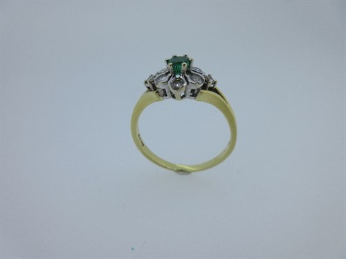 Lot 340 - An 18ct gold emerald and diamond flowerhead cluster ring