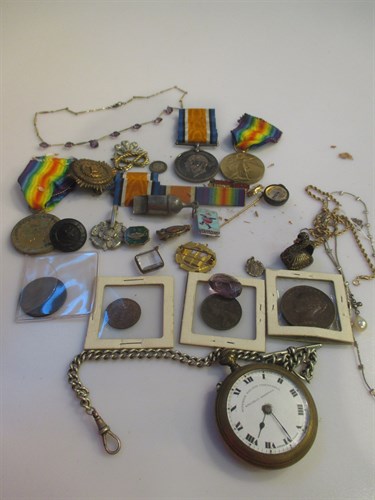 Lot 153 - A collection of mostly costume jewellery,...