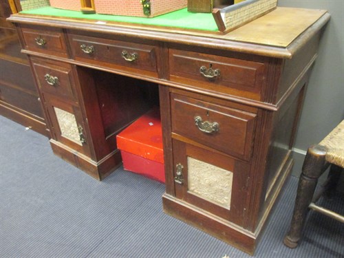 Lot 467 - A late Victorian pedestal desk with...