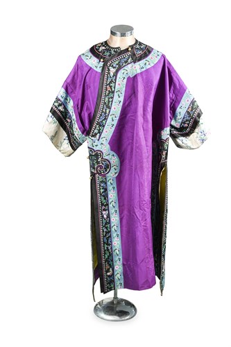 Lot 313 - A Chinese lady's silk dress, late Qing or first part of 20th century