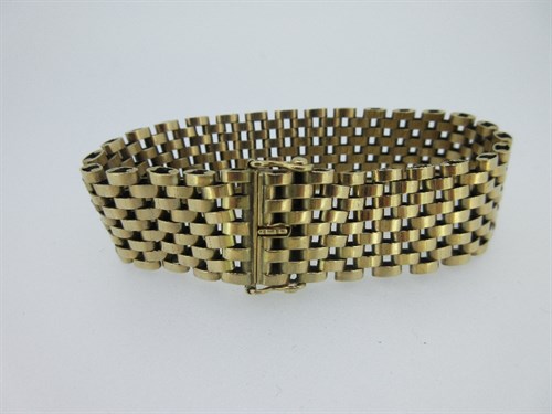 Lot 211 - A 9ct gold cuff bracelet
