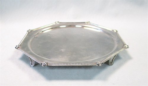 Lot 116 - A George V silver salver