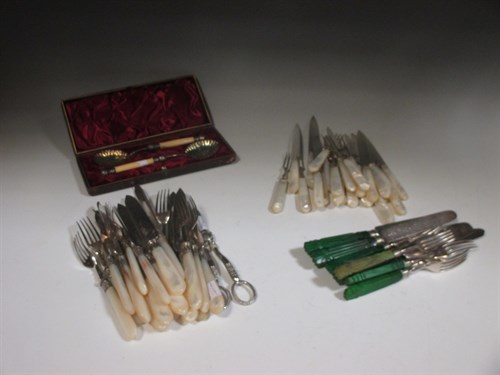 Lot 208 - A quantity of silver plated flatware and a...
