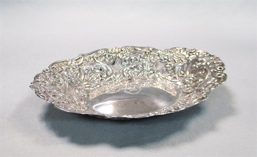 Lot 77 - A Victorian silver bon bon dish