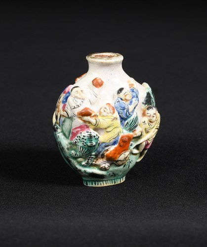 Lot 300 - A 19th century moulded snuff bottle