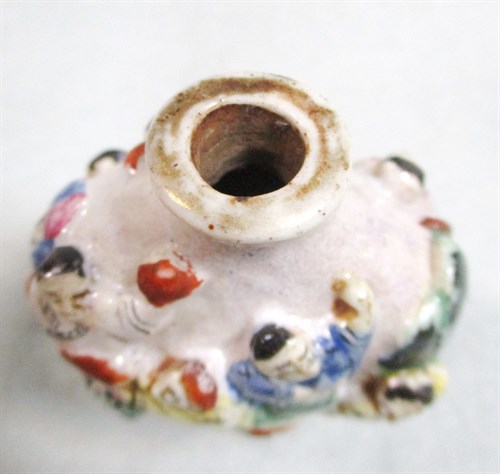 Lot 300 - A 19th century moulded snuff bottle