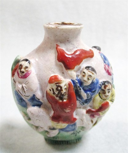 Lot 300 - A 19th century moulded snuff bottle