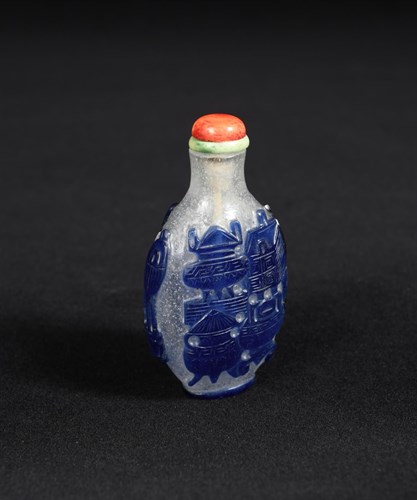Lot 301 - A 19th century glass overlay snuff bottle