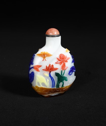 Lot 303 - A 19th century large glass snuff bottle and stopper
