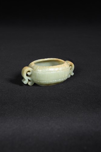 Lot 304 - A 19th century jade lotus flower brush washer