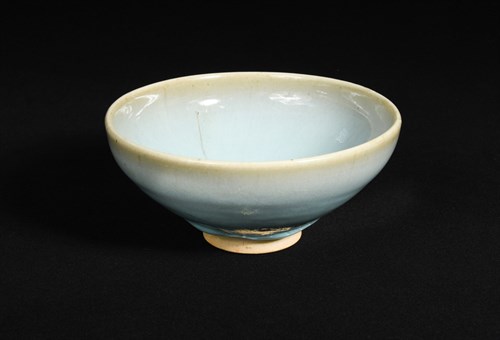 Lot 31 - A Northern Song dynasty  blue Junyao bowl