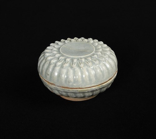 Lot 32 - A Yingqing Song dynasty box and cover