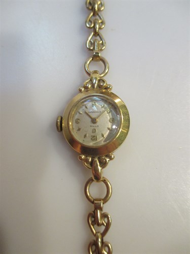 Lot 154 - An 18ct gold lady's Cyma wristwatch fitted...