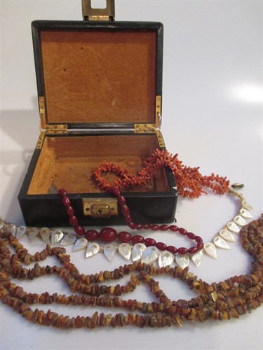 Lot 156 - A jewellery box containing necklaces of mother...
