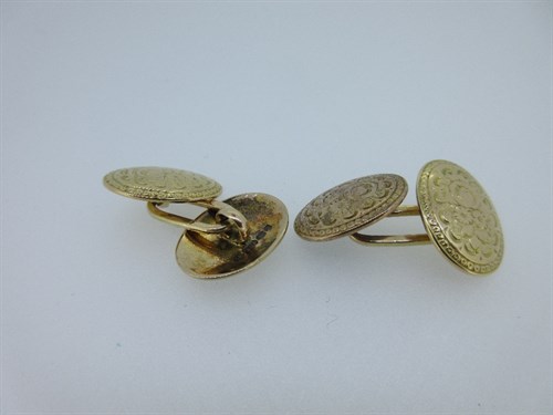 Lot 209 - A pair of Victorian engraved 15ct gold double-ended cufflinks