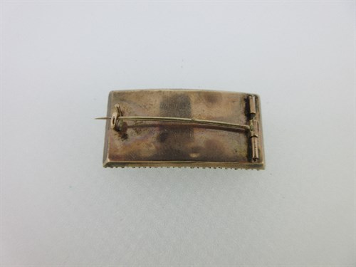 Lot 401 - A pearl set lover's eye brooch