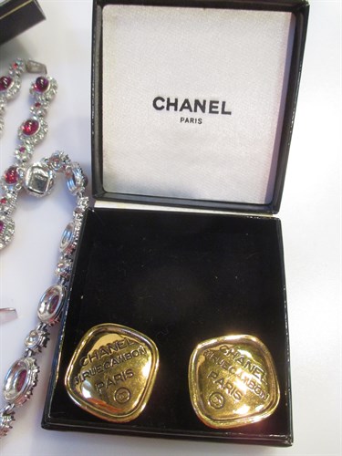 Lot 167 - A large collection of costume jewellery...