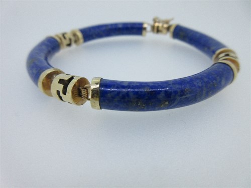 Lot 426 - A blue hardstone bracelet