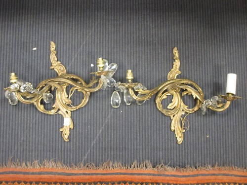 Lot 405 - A pair of two wall brackets in the classical...