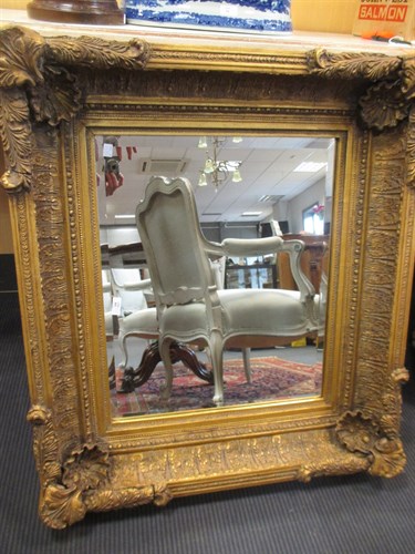 Lot 401 - A gilt framed wall mirror with a bevelled...