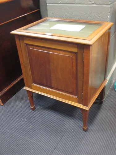 Lot 402 - An Edwardian mahogany collector's cabinet...