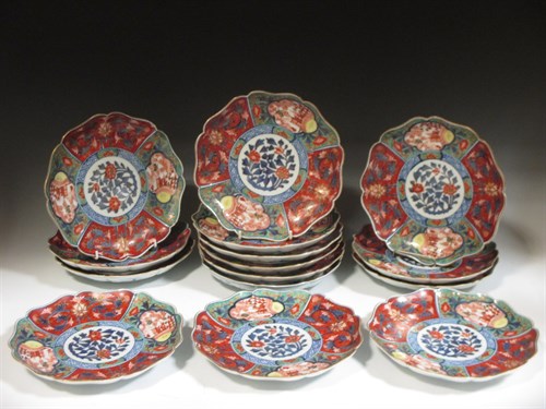 Lot 16 - Fifteen Japanese circular shaped plates...