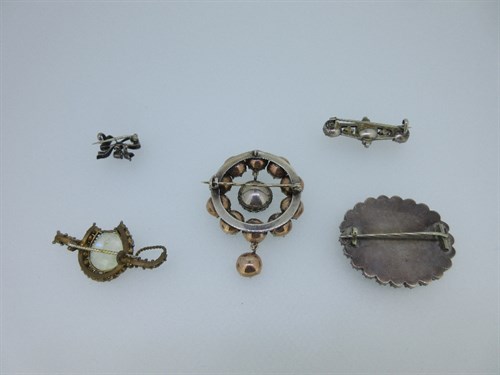 Lot 260 - A collection of five 19th century paste set brooches
