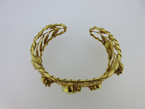 Lot 334 - A stylised rosehip bangle stamped '750'