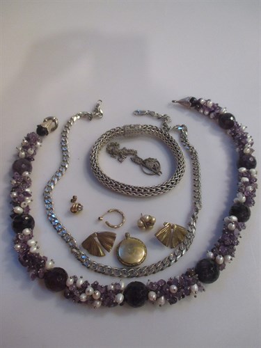 Lot 150 - An amethyst and freshwaster pearl rope...