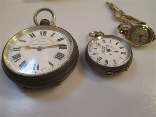 Lot 170 - A lady's 9ct wristwatch on a 9ct expanding...