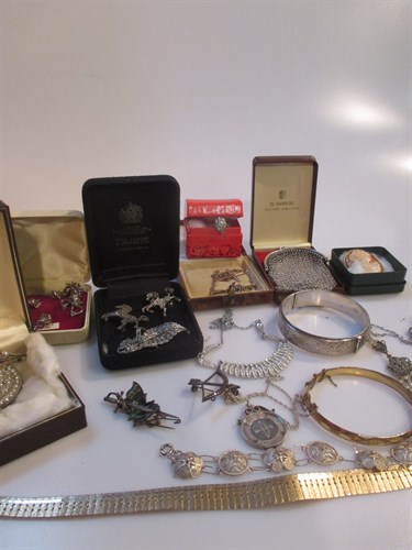 Lot 171 - A modern cameo brooch in a 9ct gold mount, a...