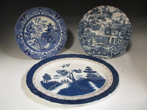Lot 30 - A collection of blue & white Willow pattern...