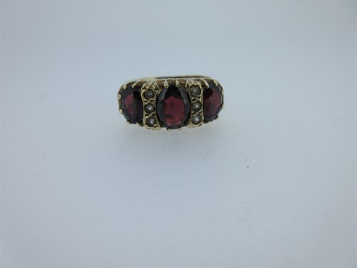 Lot 242 - A garnet fringe necklace and matched suite of garnet jewellery