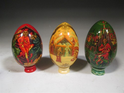 Lot 13 - Thirteen various Russian painted eggs
