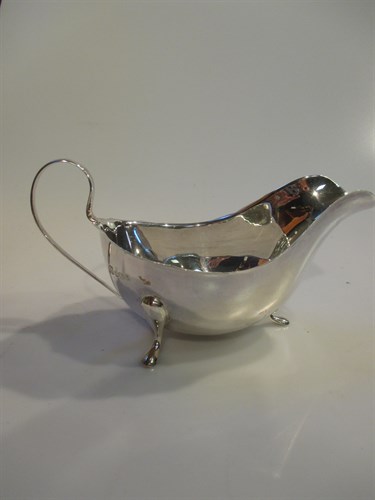 Lot 203 - An Edwardian silver sauceboat